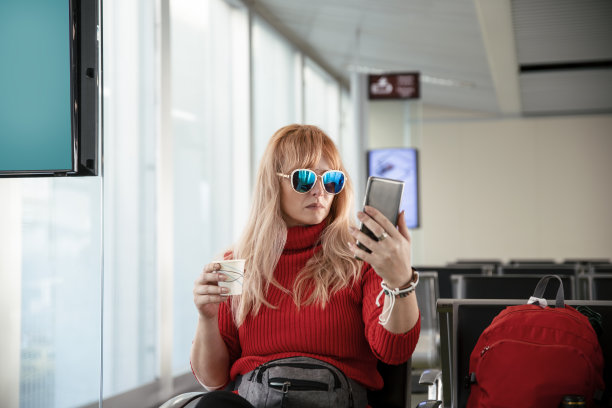 在手机应用上查她的在线机票图片下载