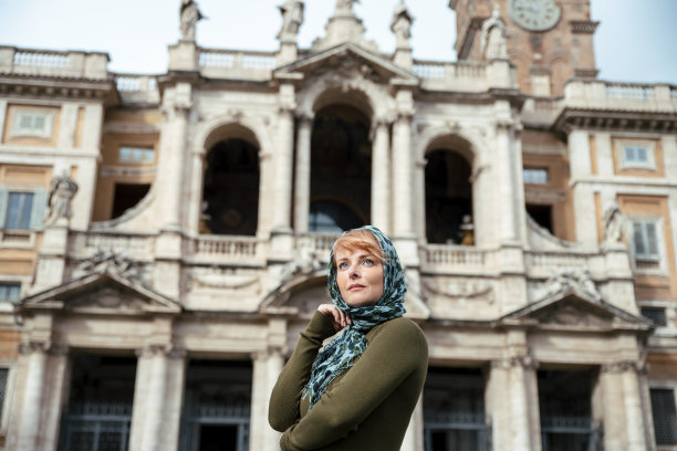 教堂的时尚女性肖像图片下载