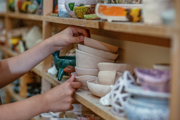 陶艺车间的木质搁架，是指在陶艺车间的搁架上放置陶器。图片下载