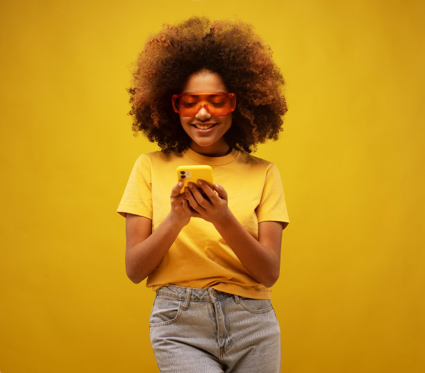 她的肖像，她漂亮，迷人，可爱，迷人的焦点爆炸女手持设备在网上聊天图片下载