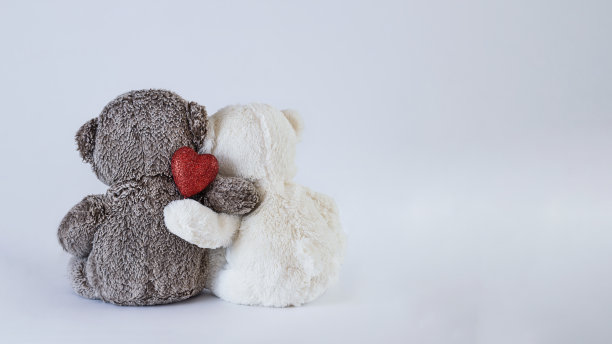 两只泰迪熊拥抱图片下载