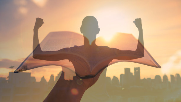 坚强、年轻、自信的女性。宗教的概念。图片下载