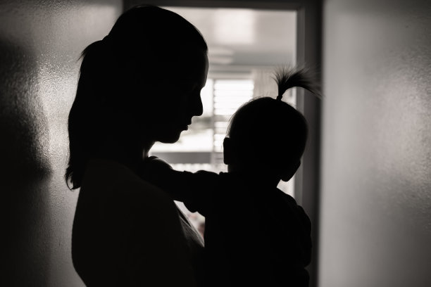 紧张悲伤的母亲照顾她的宝贝女儿。图片下载