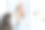 年轻女子在浴袍看着镜子和应用天然美容粘土面膜在她的脸在浴室。青少年在家护肤的美容程序。美容保健。有选择性的重点。图片下载