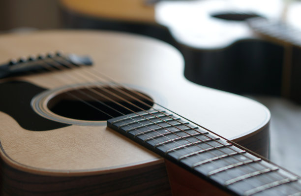 原声吉他，用来演奏音乐和音符，用于唱一首歌，宏观抽象图片下载