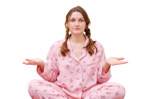 一个穿着红色睡衣的成年女子的肖像，孤立在白色背景上图片下载