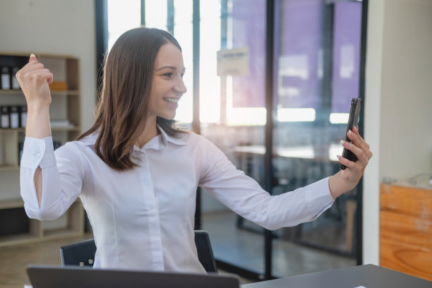 市场营销，财务，会计，计划。白人女商人拿着手机，在客户中表现出善意，加入公司的业务，增加笔记本电脑办公室和文件的利润图片下载