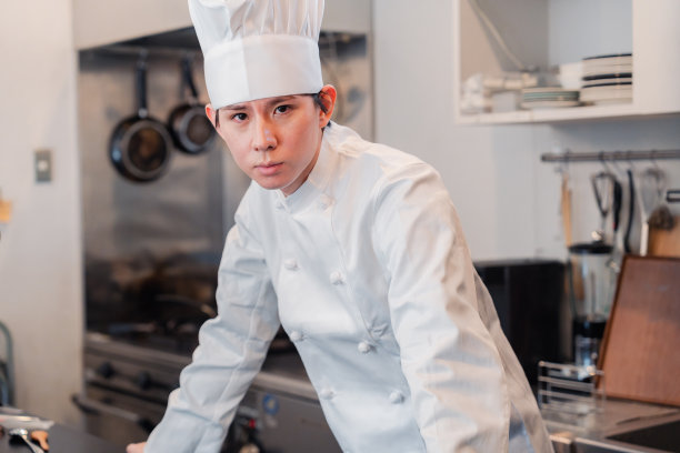 男厨师带着微笑工作图片下载