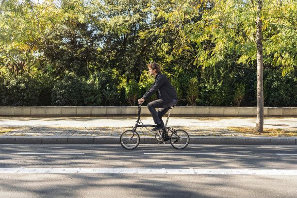 男人在街上骑自行车图片下载