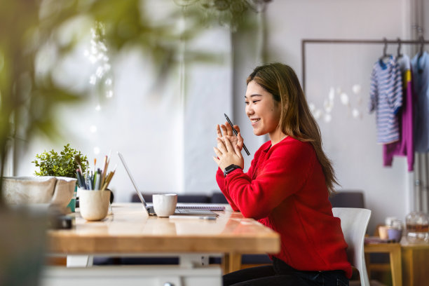 女时装设计师在她的阁楼工作室图片下载