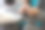 孩子们做作业的时候，一个男人在家里的客厅缝袜子图片下载