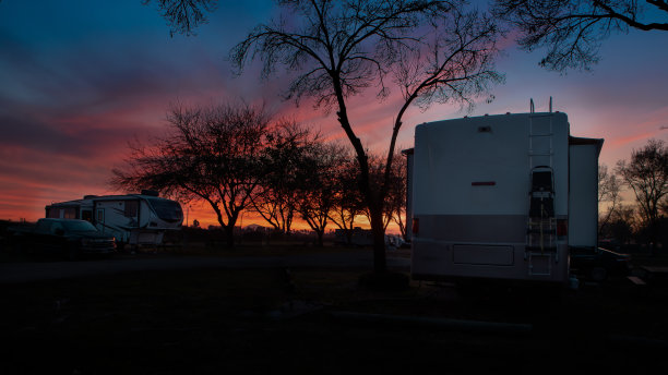 在美丽的天空下冬季露营图片下载