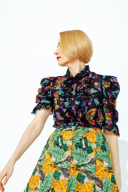 美丽的女人的肖像短发在明亮的衬衫图片下载