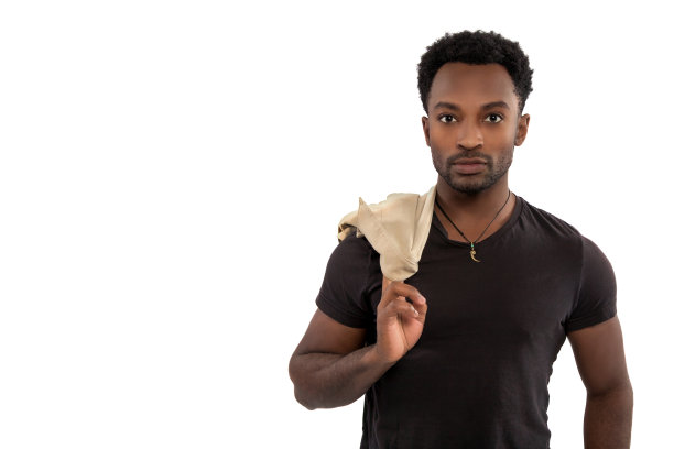 一名男子把外套扛在肩上，在白色背景下独自拍摄图片下载