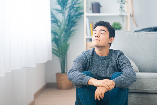 西班牙少年深呼吸图片下载