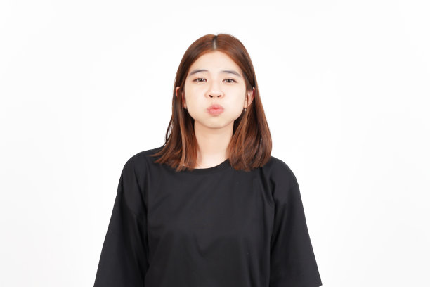 滑稽的脸嘴巴里充满了白色背景上孤立的美丽亚洲女人的空气图片下载