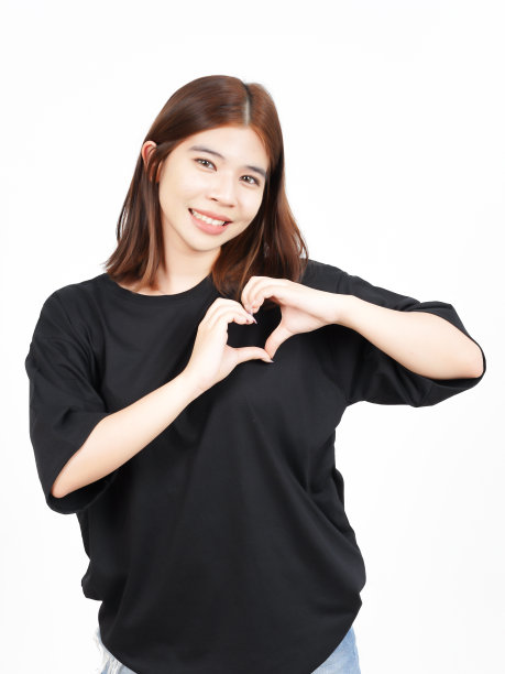 显示爱心的标志，美丽的亚洲女人孤立的白色背景图片下载
