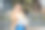 距离工作。商务年轻的金发女子坐在长凳上，拿着手机和笔记本电脑，打电话和工作对着办公楼的背景图片下载