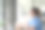一位美丽的医生正在医院用笔记本电脑与病人或同事进行在线视频聊天图片下载