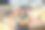 一名超市工作人员正对着镜头微笑着提供新鲜蔬菜。图片下载