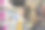 一位快乐的女士正在超市购买洗衣粉。图片下载