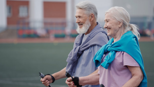 高级夫妇北欧行走杆徒步体育场。年迈的祖父母运动锻炼。图片下载
