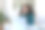 在现代创业公司办公室里，微笑的亚洲女商人一边看着相机一边用笔记本电脑工作。图片下载