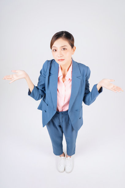 年轻的亚洲女商人的全长形象图片下载