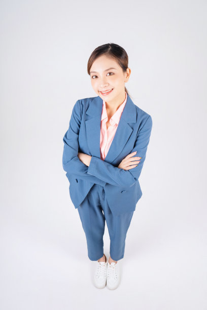 年轻的亚洲女商人的全长形象图片下载