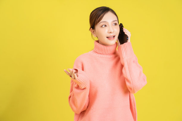 年轻的亚洲女孩使用智能手机的背景图片图片下载