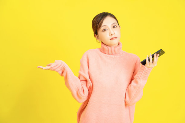 年轻的亚洲女孩使用智能手机的背景图片图片下载