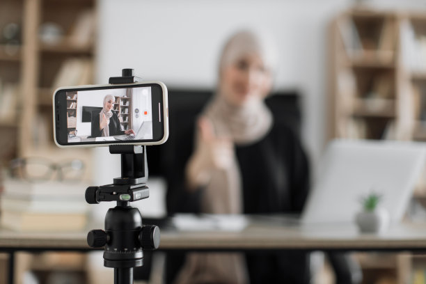 远程学习期间，女家教在家工作，竖起大拇指。图片下载