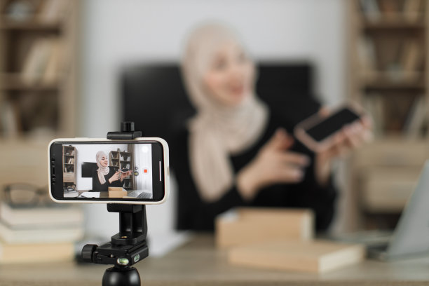 专注于智能手机屏幕，愉快的阿拉伯妇女正在现代手机摄像头拍摄视频图片下载