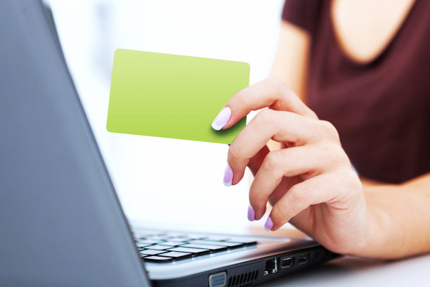 女子手握信用卡特写。图片下载