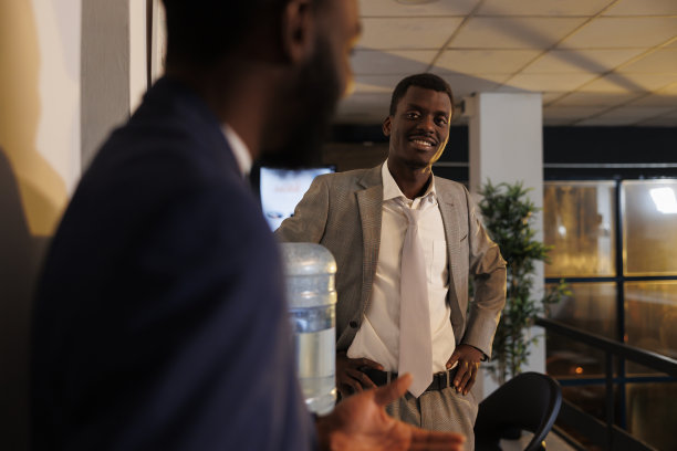 商人向同事解释营销策略图片下载