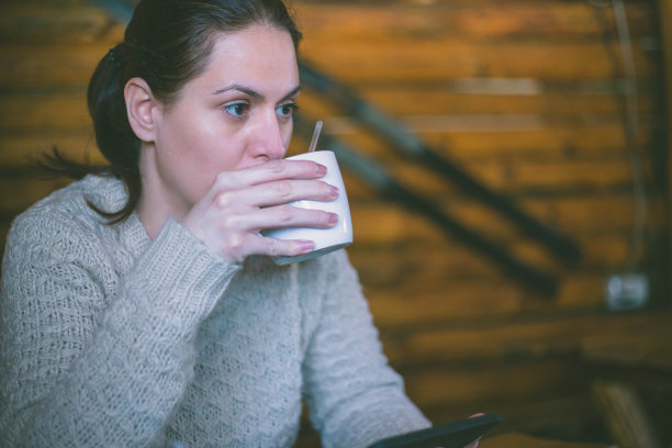 Women in café图片下载