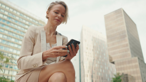 金发女商人正在用手机打字图片下载