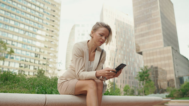 金发女商人正在用手机打字图片下载