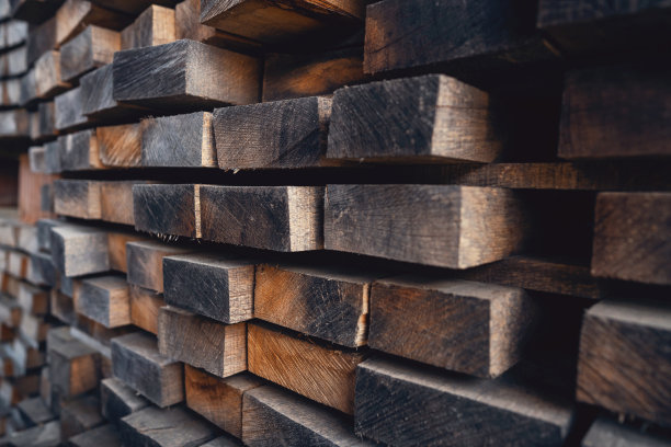 木桶车间里堆放的橡木木条图片下载