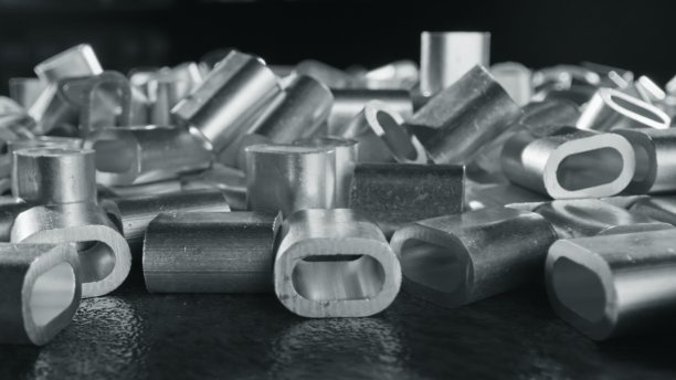 几十个小金属银绳夹-靠近图片下载