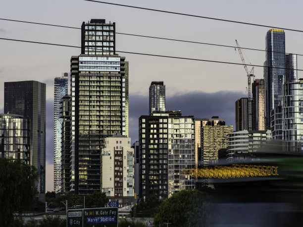 日落时的城市天际线和街道图片下载