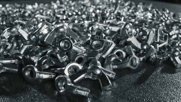数十个分散的金属螺母与紧固件-接近图片下载