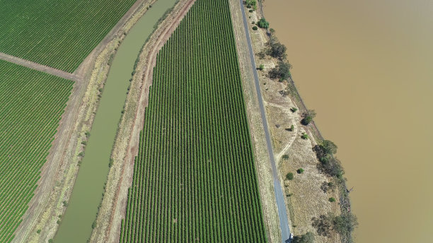 维多利亚州中部的人造灌溉渠图片下载