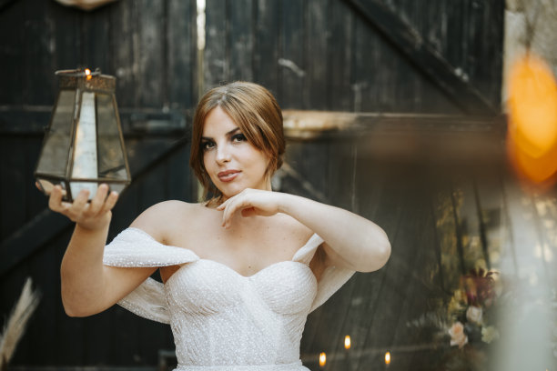 新娘手持灯笼在乡村背景的肖像图片下载