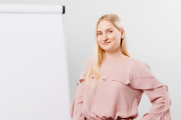 一个金发碧眼的长发女郎在办公室里开会。图片下载