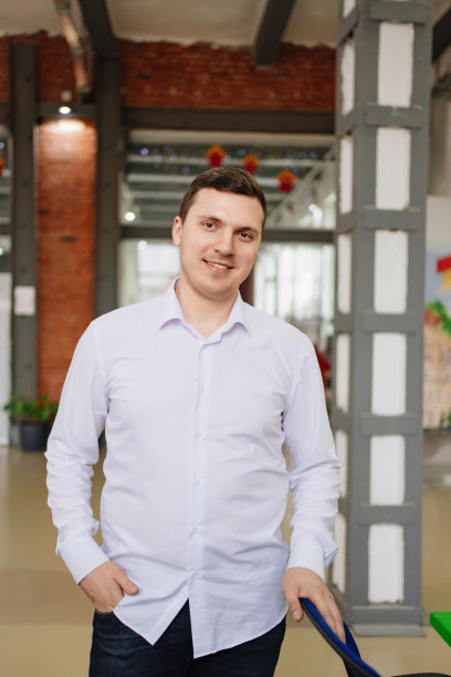 办公室里有个穿白衬衫的男人。企业家的形象。图片下载