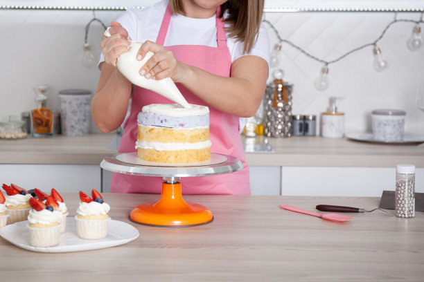 厨房里的糕点师，糕点师年轻的白人女人。图片下载
