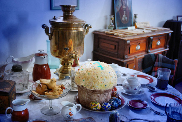 节日的复活节桌子上有一个古老的茶炊和复活节蛋糕的背景图标图片下载