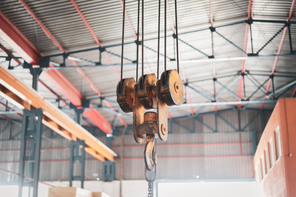 金属轧制产品的仓库背景。图片下载