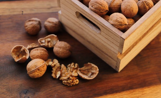 新鲜核桃装在木箱里图片下载